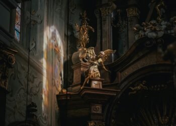 Expert Analysis and Cautionary Insights Regarding Current Gold Prices